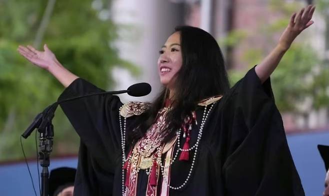 중국인 여성 최초로 미국 하버드대학교 졸업식에서 연설자로 나선 장위룽(25)씨가 입학 과정에 대한 의혹으로 논란에 휩싸였다. [사진출처 = SCMP]