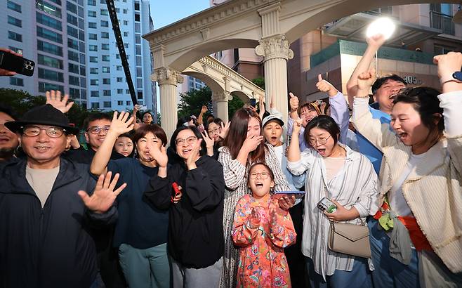제21대 대통령 선거일인 3일 오후 더불어민주당 이재명 후보의 자택인 인천 계양구 아파트 주민들이 핸드폰으로 방송사 출구조사 결과를 보며 환호하고 있다. [사진 = 연합뉴스]