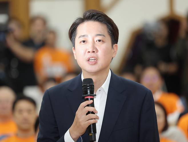 이준석 개혁신당 대선 후보가 3일 방송 3사 출구조사 발표를 확인한 뒤 서울 국회 여의도 의원회관에 마련된 당 개표상황실에 도착해 소감을 밝히고 있다. [사진 출처 = 연합뉴스]