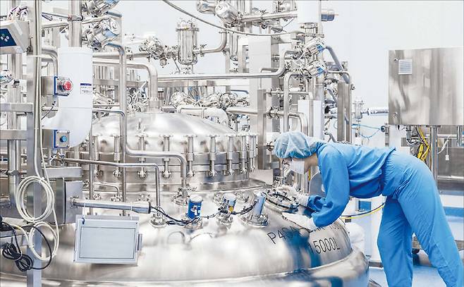 삼성그룹이 바이오 부문 지배구조 개편에 나선다. 사진은 삼성바이오로직스 직원이 4공장 배양기를 점검하는 모습. (삼성바이오로직스 제공)