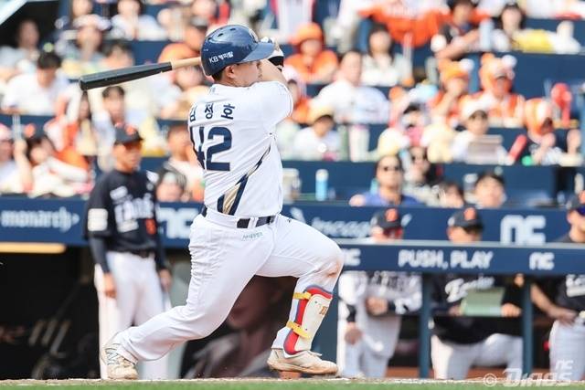 김정호가 5월 31일 창원 한화전에서 안타를 치고 있다. 사진=NC 제공