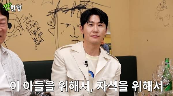 2일 유튜브 채널 ‘짠한형 신동엽’에는 배우 김응수, 가수 영탁이 게스트로 출연했다. 이날 방송에서는 웃음과 감동이 뒤섞인 대화 속에, 영탁의 어린 시절과 어머니에 대한 애틋한 이야기가 공개돼 눈길을 끌었다. 사진=유튜브