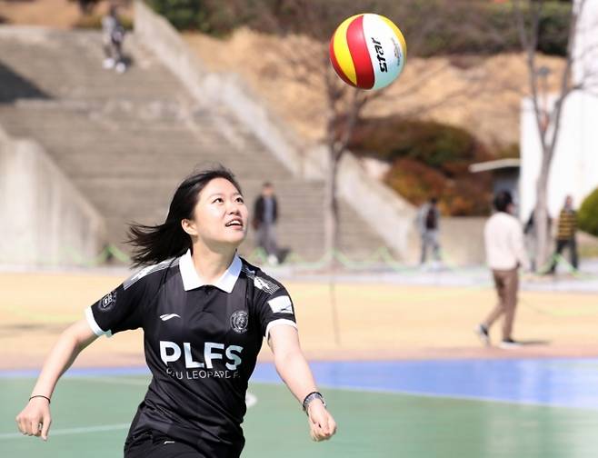 완연한 봄 날씨를 보인 11일 부산 금정구 부산대학교 시월광장에서 열린 동아리 신입 회원 모집 행사에서 반팔 차림을 한 여자풋살 동아리 회원이 타 동아리 체험을 즐기고 있다. /사진 = 뉴스1