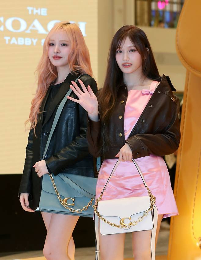 그룹 아이브 리즈(왼쪽), 이서가 21일 오전 서울 서초구 신세계백화점 강남점에서 열린 코치 태비샵 팝업 오픈 행사에서 포즈를 취하고 있다. 2025.02.21. /사진=뉴시스
