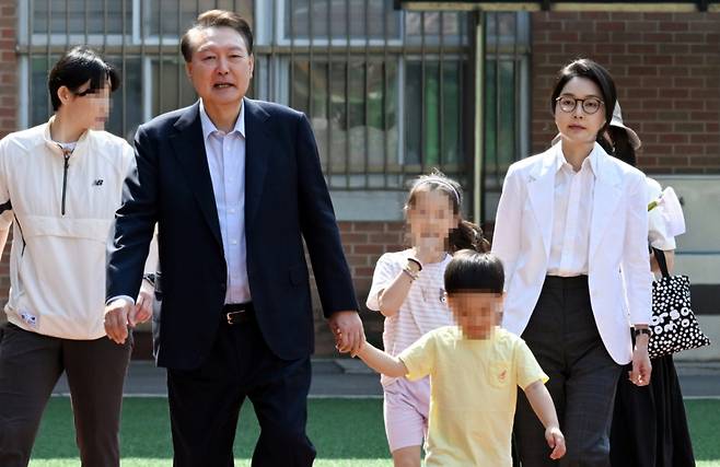 윤석열 전 대통령과 김건희 여사가 제21대 대통령선거 투표일인 3일 오전 투표를 위해 서울 서초구 서초동 원명초등학교에 마련된 서초4동투표소로 향하고 있다. /사진=뉴스1.
