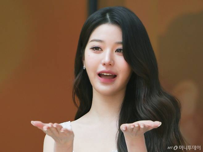 (서울=뉴스1) 황기선 기자 = 그룹 아이브 장원영이 16일 오전 서울 성동구 올리브영N 성수에서 열린 '이니스프리 비타민C 트위티 에디션 팝업' 포토콜에 참석해 포즈를 취하고 있다. 2025.4.16/뉴스1 Copyright (C) 뉴스1. All rights reserved. 무단 전재 및 재배포, AI학습 이용 금지. /사진=(서울=뉴스1) 황기선 기자