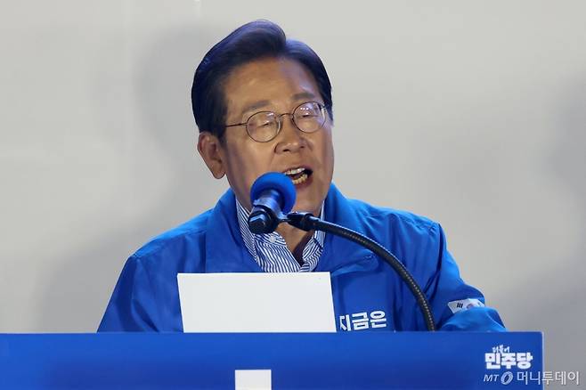 [서울=뉴시스] 조성우 기자 = 이재명 더불어민주당 대선후보가 2일 오후 서울 영등포구 여의도공원 문화의마당에서 열린 집중유세에서 연설하고 있다. 2025.06.02.