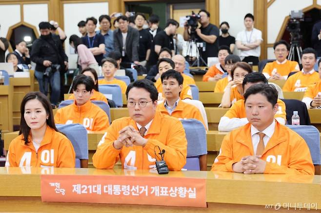 [서울=뉴시스] 권창회 기자 = 천하람 개혁신당 상임선대위원장과 이주영 의원이 3일 서울 여의도 국회 의원회관에 마련된 제21대 대통령선거 개표상황실에서 방송사 출구조사 결과를 보며 낙담에 빠져있다. 2025.06.03.