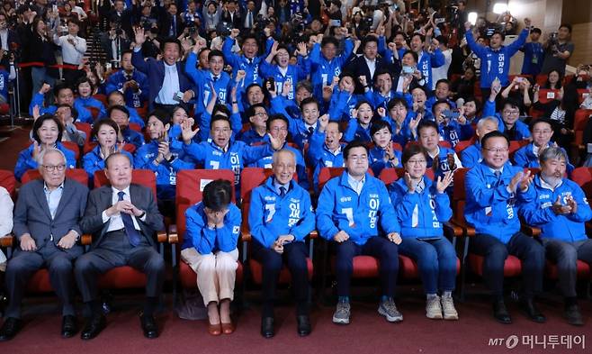 [서울=뉴시스] 조성우 기자 = 윤여준, 박찬대 더불어민주당 상임총괄선대위원장 등이 3일 오후 서울 여의도 국회 의원회관에 마련된 제21대 대통령선거 개표상황실에서 방송사 출구조사 결과를 보며 박수치고 있다. (공동취재) 2025.06.03. photo@newsis.com /사진=