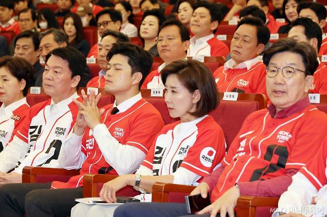김용태 국민의힘 비상대책위원장이 3일 서울 여의도 국회도서관에 마련된 국민의힘 제21대 대통령선거 개표상황실에서 방송사 출구조사 결과를 지켜보고 있다. /사진=뉴시스