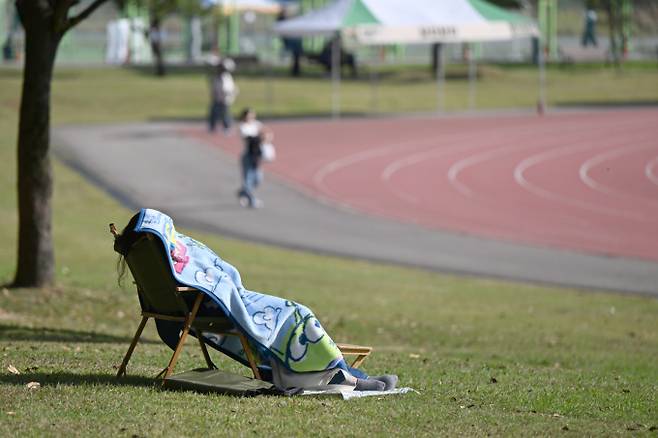 하루 30분 이상 오후 시간 중 낮잠을 자는 것이 조기 사망 가능성을 높인다는 연구 결과가 나왔다. 사진은 지난해 10월 광주 북구 전남대학교 캠퍼스에서 낮잠을 자고 있는 한 학생의 모습. /사진=뉴시스