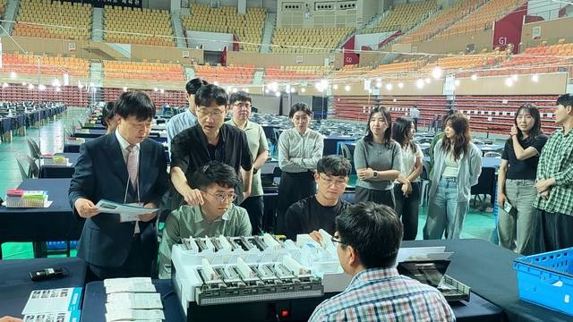 장용기 광주선거관리위원장이 2일 오후 광주 광산구 개표소가 마련된 광주여대 체육관에서 투표지분류기 최종 모의시험을 진행하고 있다. 광주시 선거관리위원회 제공