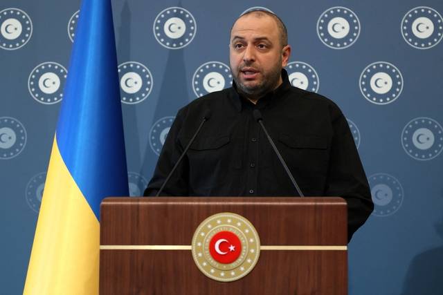 러시아-우크라이나간 전쟁의 휴전 협상에 대해 논의하는 우크라이나 측 대표인 루스템 우메로프 국방장관이 2일 튀르키예 이스탄불 츠라한 궁전에서의 협상이 끝난 직후 기자회견을 하고 있다. AFP 연합뉴스