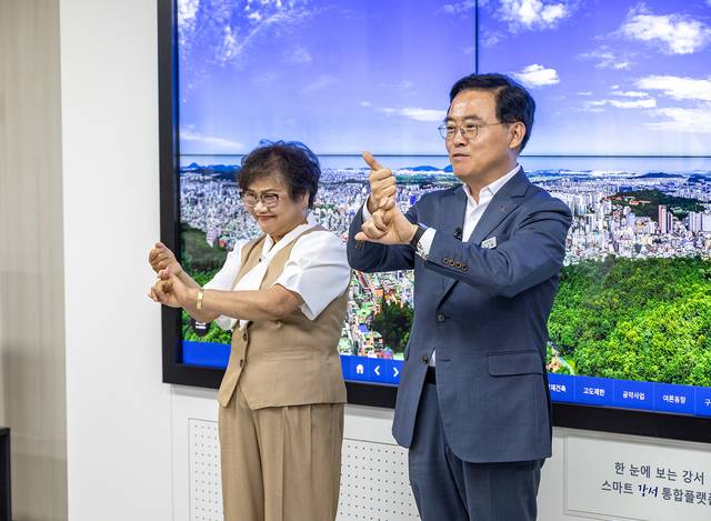 진교훈(오른쪽) 서울 강서구청장이 2일(월) 구청장실에서 김정숙 (사)서울농아인협회 지회장과 함께 수어로 선거 독려 영상을 촬영하고 있다. 강서구청 제공
