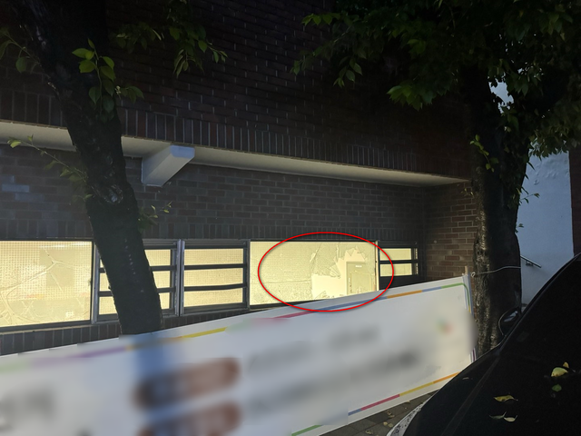 제21대 대통령 선거 날인 3일 오전 5시쯤 부산 사상구 주례동 제7투표소의 외벽 유리창(150cm×60cm)이 깨진 채 발견됐다.  부산경찰청 제공