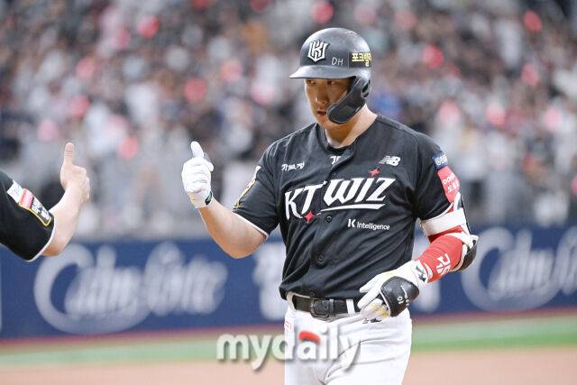 25일 서울 고척스카이돔에서 열린 '2025 신한 SOL BANK KBO리그' KT 위즈와 키움 히어로즈 경기. KT 황재균이 3회초 1사 1-2루에 선제 1타점 적시타를 치고 있다./마이데일리