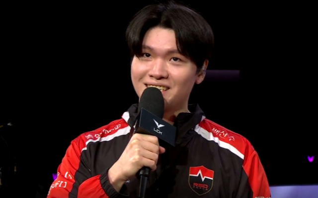 농심 레드포스의 '킹겐' 황성훈이 T1을 2:0으로 완파한 뒤 인터뷰에 나섰다./ lck 인터뷰 캡쳐