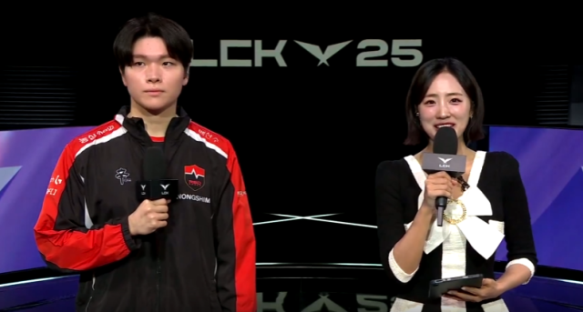 농심 레드포스의 '킹겐' 황성훈(왼쪽)이 T1을 2:0으로 완파한 뒤 인터뷰에 나섰다./ lck 인터뷰 캡쳐