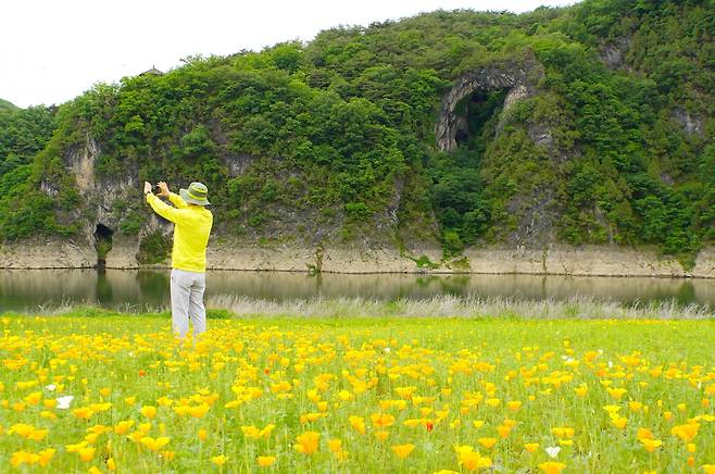 도담정원과 사진 오른편 석문