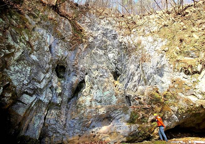 비룡담 인근 석기시대 유적 점말동굴. 앞에는 거주지인 동굴 앞에는 농경지가 있었고, 뒤 절벽은 맘모스를 몰아 이곳에 추락시킨뒤 다양한 요리를 했다고 전해진다.
