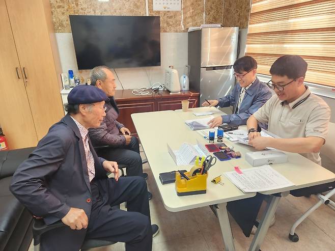 한국도로교통공단 포항운전면허시험장이 최근 울릉경찰서에서 고령운전자 맞춤형 서비스 제공을 위한 이동민원실을 운영했다 [포항운전면허시험장 제공]