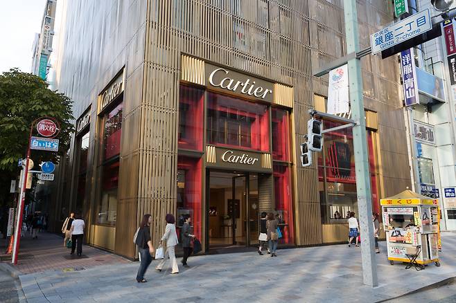 Tokyo, Japan - September 29, 2012: Pedestrians walk past a Cartier Flagship Store in Tokyo, Japan. This store is located in 2 chrome 2-6-12 Ginza, Chuo-ku, Tokyo, Japan. Ginza shopping district is the most expensive real estate price in Japan[출처 게티이미지뱅크]