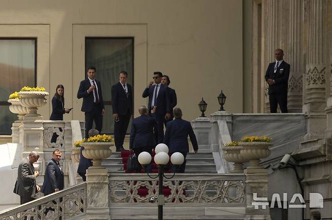[이스탄불=AP/뉴시스] 2일(현지 시간) 튀르키예 이스탄불에서 열린 러시아-우크라이나 2차 평화협상을 위해 러시아 대표단이 츠라안궁에 도착하고 있다. 2025.06.02.