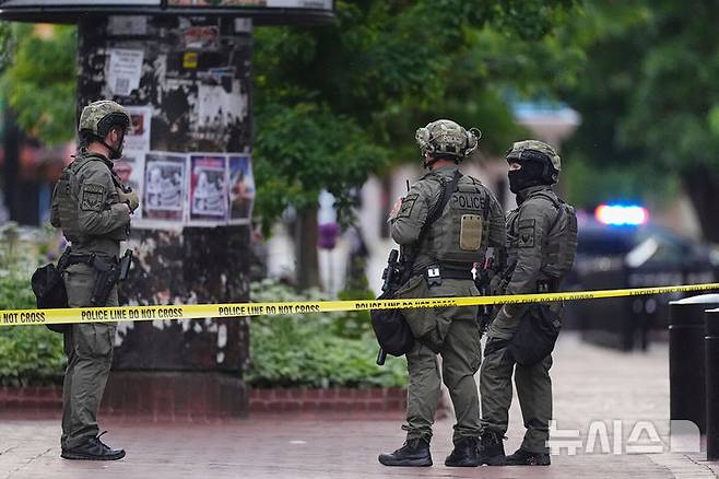 [볼더=AP/뉴시스]지난 1일(현지 시간) 미 콜로라도주 볼더에서 경찰이 친이스라엘 시위대 공격 사건을 조사하고 있다. 2025.06.03.