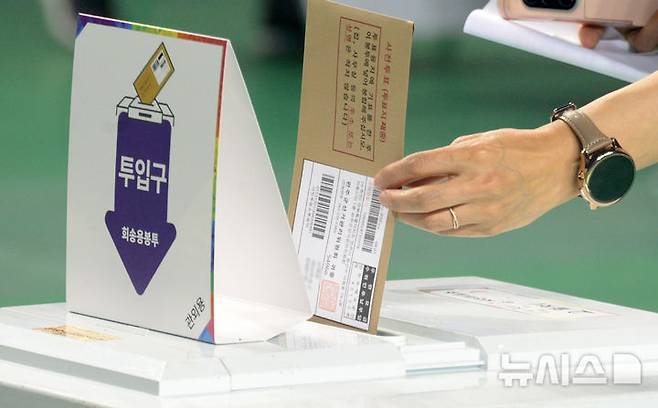 [전주=뉴시스] 김얼 기자 = 제21대 대통령선거 사전투표 둘째 날인 30일 전북 전주시 덕진구 전주실내체육관에 마련된 사전투표소를 찾은 시민들이 투표를 하고 있다. 2025.05.29. pmkeul@newsis.com