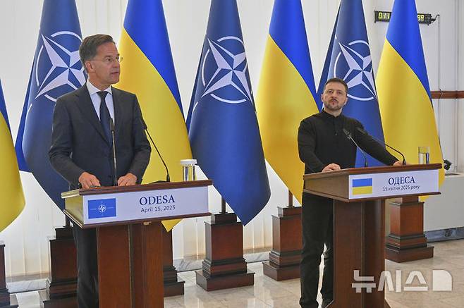 [오데사=AP/뉴시스] 볼로디미르 젤렌스키(오른쪽) 우크라이나 대통령과 마르크 뤼터 나토 사무총장이 4월15일 우크라이나의 오데사에서 공동 기자회견 하던 모습. 젤렌스키 대통령은 뤼터 사무총장을 6월2일 리투아니아 빌뉴스에서 열린 노르딕 정상회의에서 다시  만나 별도 회담을 했다고 밝혔다.  2025.06.03.