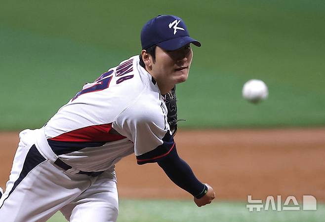 [서울=뉴시스] 정병혁 기자 = 지난해 11월6일 서울 구로구 고척스카이돔에서 2024 WBSC 프리미어12를 앞두고 열린 한국 야구대표팀과 상무의 연습경기, 1회말 무사 주자없는 상황 상무 선발로 출전한 대표팀 투수 곽빈이 역투하고 있다. 2024.11.06. jhope@newsis.com