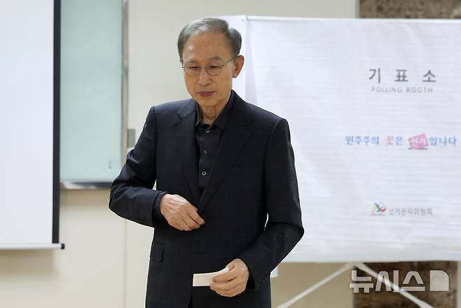 [서울=뉴시스] 김선웅 기자 = 이명박 전 대통령이 제21대 대통령 선거일인 3일 서울 강남구 논현1동제3투표소에서 투표를 하고 있다. 2025.06.03. mangusta@newsis.com