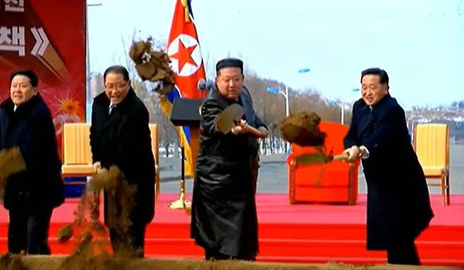 [서울=뉴시스] 김정은 북한 국무위원장이 지난 2월 6일 '지방발전20×10 정책'에 따른 강동군병원과 종합봉사소건설 착공식에 참석해 연설했다고 조선중앙TV가 7일 보도했다. (사진=조선중앙TV 캡쳐) 2025.06.03. photo@newsis.com *재판매 및 DB 금지