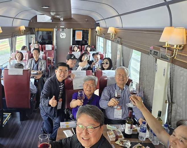 윤영달 회장(오른쪽 2번째 줄)이 영동국악와인열차에서 국악계 리더들과 팸투어를 진행하고 있다. (사진=크라운해태) 2025.05.27.  *재판매 및 DB 금지