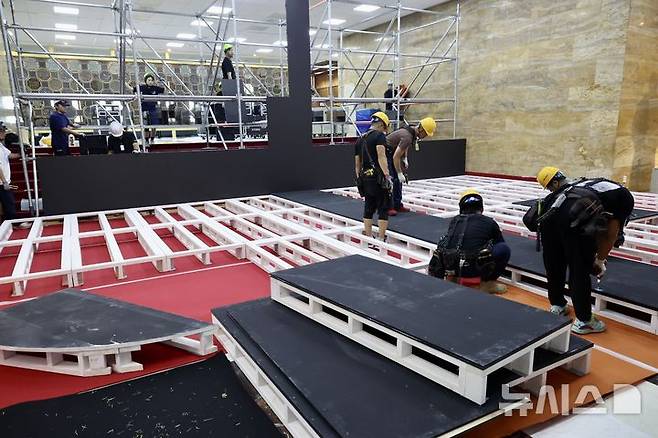 [서울=뉴시스] 조성봉 기자 = 제21대 대통령 취임식을 하루 앞둔 3일 오전 서울 여의도 국회 로텐더홀에서 취임식준비 관계자들이 연단을 만들기 위해 분주하게 움직이고 있다. 2025.06.03. suncho21@newsis.com