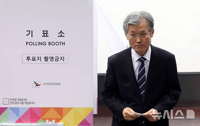 [서울=뉴시스] 추상철 기자 = 조희대 대법원장이 제21대 대통령선거일인 3일 오전 서울 용산구 서울시기술교육원중부캠퍼스에 마련된 한남동 제3투표소에서 기표소를 나서고 있다. 2025.06.03. scchoo@newsis.com