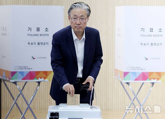 [서울=뉴시스] 추상철 기자 = 김형두 헌법재판소장 권한대행이 29일 오전 서울 종로구 가회동 주민센터에 마련된 제21대 대통령선거 사전투표소에서 소중한 한표를 행사하고 있다. 2025.05.29. scchoo@newsis.com