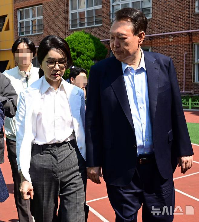 [서울=뉴시스] 박주성 기자 = 윤석열 전 대통령 내외가 제21대 대통령선거일인 3일 오전 서울 서초구 원명초등학교에 마련된 서초4동 제3투표소에서 투표를 마친 후 투표소를 나서고 있다. (공동취재) 2025.06.03. photo@newsis.com