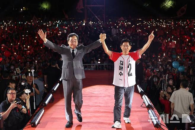 [서울=뉴시스] 고승민 기자 = 김문수 국민의힘 대통령 후보가 제21대 대통령 선거를 하루 앞둔 2일 오후 서울 중구 서울시청 앞 광장에서 열린 '울려라 함성, 들어라 승리의 메아리' 피날레 유세에서 이낙연 전 국무총리와 함께 지지자들에게 인사하고 있다. 2025.06.02. kkssmm99@newsis.com