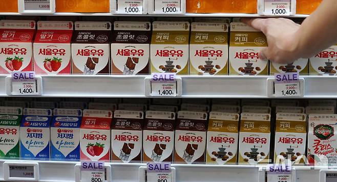 [서울=뉴시스] 추상철 기자 = 28일 오전 서울 시내 한 편의점에 서울우유가 진열돼 있다. 2025.05.28. scchoo@newsis.com