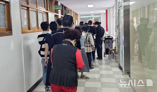 [의정부=뉴시스] 송주현 기자 = 제21대 대통령 선거 당일인 3일 경기 의정부시 발곡중학교에 마련된 '신곡1동 제7투표소'에 유권자들이 투표를 하기 위해 기다리고 있다. 2025.6.3 atia@newsis.com