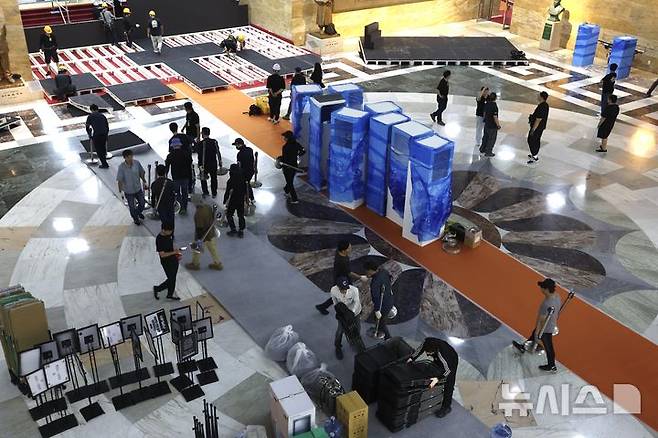 [서울=뉴시스] 조성봉 기자 = 제21대 대통령 취임식을 하루 앞둔 3일 오전 서울 여의도 국회 로텐더홀에서 취임식준비 관계자들이 연단을 만들기 위해 분주하게 움직이고 있다. 2025.06.03. suncho21@newsis.com