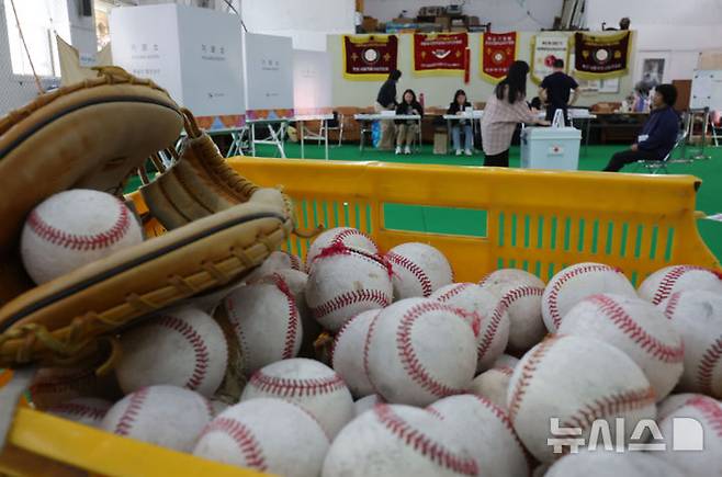 [서울=뉴시스] 홍효식 기자 = 제21대 대통령 선거일인 3일 서울 중구 청구초등학교 야구부실내훈련장에 마련된 청구동 제1투표소에서 유권자들이 투표를 하고 있다. 2025.06.03. yesphoto@newsis.com