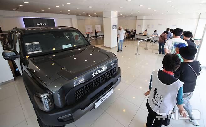 [서울=뉴시스] 김금보 기자 = 제21대 대통령 선거 본투표일인 3일 서울 광진구 한 자동차 판매 대리점에 마련된 능동 제3투표소에서 선거인들이 투표를 하고 있다. 2025.06.03. kgb@newsis.com