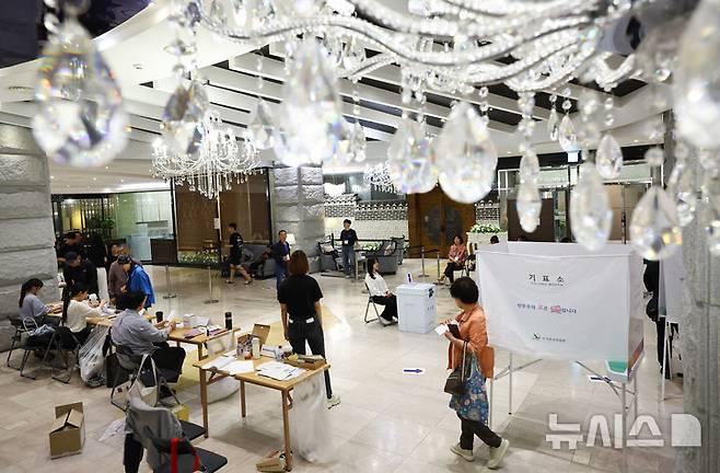 [서울=뉴시스] 황준선 기자 =  제21대 대통령 선거일인 3일 오전 서울 구로구의 한 결혼식장에 마련된 구로5동 제1투표소에서 유권자들이 투표를 하고 있다. 2025.06.03. hwang@newsis.com