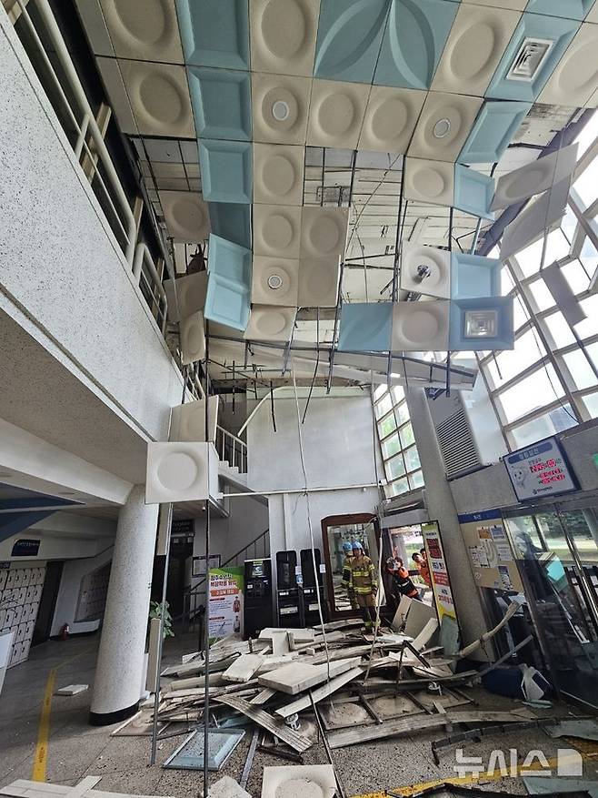 [청주=뉴시스] 3일 충북 청주실내수영장 로비 천장 일부가 무너졌다. (사진= 청주서부소방서 제공) 2025.06.03. photo@newsis.com *재판매 및 DB 금지