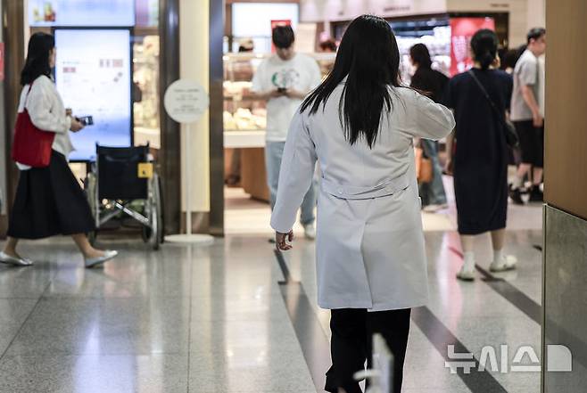 [서울=뉴시스] 정병혁 기자 = 서울시내 대학병원에서 의료진이 이동하고 있다. 2025.05.27. jhope@newsis.com