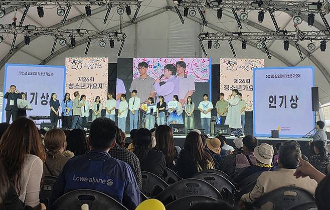 정선군 사북중학교 3학년 신정인(16) 학생이 지난 1일, 강릉 단오제 수리마당에서 열린 ‘2025 단오맞이 청소년가요제’에서 최우수상과 인기상을 동시에 수상하고 있다.(사진=정선군 제공) *재판매 및 DB 금지