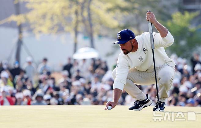 [인천=뉴시스] 홍효식 기자 = 브라이슨 디섐보가 4일 인천 연수구 송도 잭 니클라우스 골프클럽 코리아에서 열린 LIV 골프 코리아 최종 라운드 18번홀에서 퍼팅 전 그린을 확인하고 있다. 2025.05.04. yesphoto@newsis.com