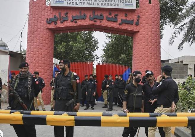 [카라치=AP/뉴시스] 3일 죄수 집단 탈주 사건이 발생한 파키스탄 남부 카라치의 말리르 교도소 앞에서 경찰이 소총으로 무장한 채 지키고 있다. 2025.06.03. *재판매 및 DB 금지